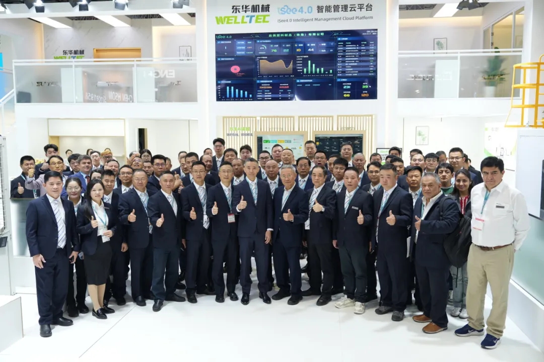 开展首日直击 | 智能引领 塑造不凡，东华机械重磅亮相 CHINAPLAS 2026！